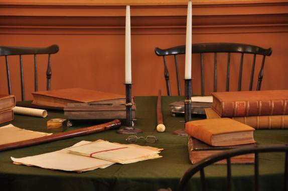 Mesas com objetos da época da declaração de independência, no Independence Hall, em Philadelphia, na Pennsylvania, nos Estados Unidos